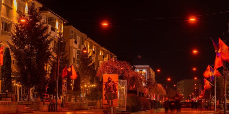 Sheshi “Adem Jashari” në Skenderaj merr ngjyrat e flakës