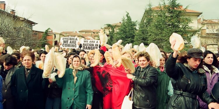 “Drenicë, jemi me ty”: Kur gratë e Kosovës proteston me bukë në dorë më 1998