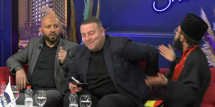 “Skënderbeu nuk është heroi im”, kapen keq prifti dhe Gëzim Kelmendi