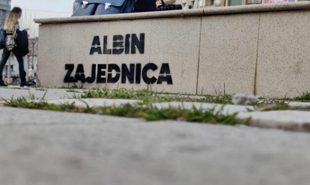Shfaqen mbishkrime me përmbajtje “Albin Zajednica” në objektin e Gjykatës së Mitrovicës