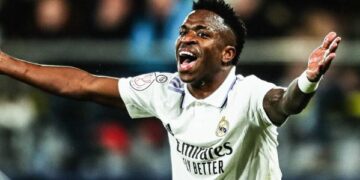 E pahijshme, tifozët e Barcelonës këndojnë në Camp Nou: Vinicius vdis