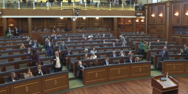 Një telefonatë e rëndësishme e Albin Kurtit e çon Kuvendin në pauzë