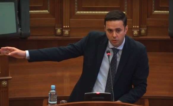Abdixhiku kërkon në Kuvend që Kurti të raportojë për dialogun, fjala e tij përcillet me zhurma