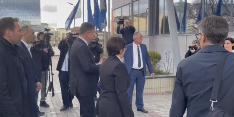 Përfundon takimi i Osmanit me Lajçakun