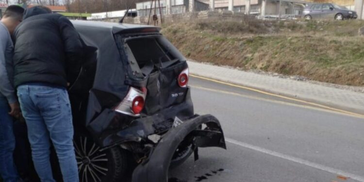 Katër të lënduar në një aksident trafiku afër Klinës