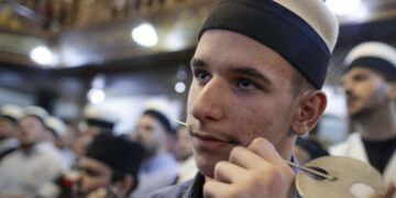 Kush janë dervishët, pasuesit e një forme mistike të Islamit? Ata e shpojnë trupin me gjilpëra pa gjak dhe pa dhimbje