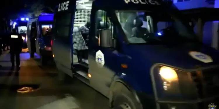 Detaje për operacionin kundër fajdes: Rreth 84 mijë euro dhe 20 vetura u konfiskuan gjatë bastisjeve në auto sallone