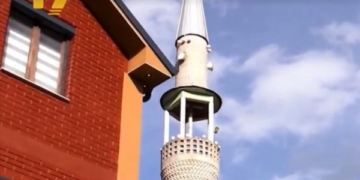 Xhamia dhe kafja e rakisë “bashkëjetojnë” në oborr qe 34 vjet – Hoxhallarët gjatë Ramazanit bëjnë iftar aty