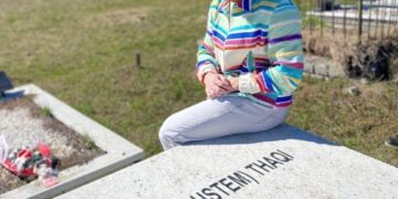 Dy vjet nga vdekja e legjendës së humorit, Rasim Thaqi-Cima, Artani  viziton varrin me familje