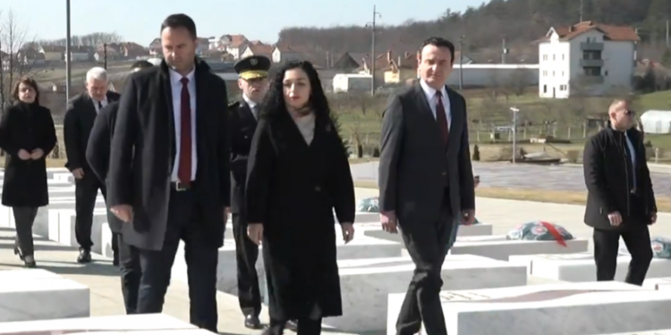 Krerët e shtetit bëjnë homazhe në Prekaz, nuk deklarohen për medie