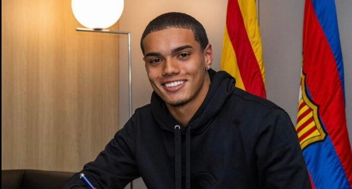 Zyrtare: Djali i Ronaldinhos nënshkruan me Barcelonën