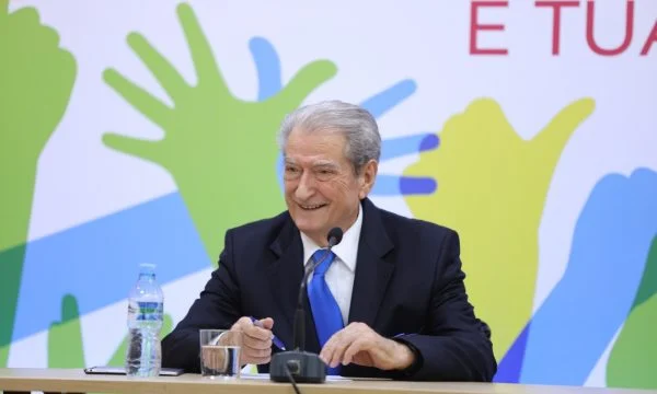 “Mbi 80% e shqiptarëve duan të largohen”, Berisha: Rroga 900 euro, mashtrim cinik i Ramës për fushatë