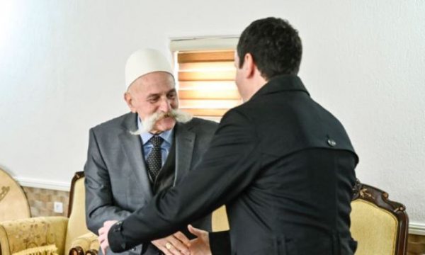 Valon Syla komenton fotografinë e Kurtit me Rifat Jasharin për dore: Unë jam prekë