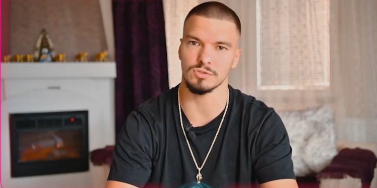 Në shqip dhe italisht, Andi kërkon nga publiku ta qojnë Gresën në finale