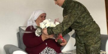 ,,Mu duk se djali mu çu nga varri dhe ma uroj 8 Marsin”, ushtarakët e FSK’së vizitojnë nënat e dëshmorëve