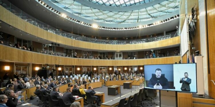 Austri: Deputetët e të djathtës ekstreme lëshojnë sallën ku mbante fjalim Zelensky