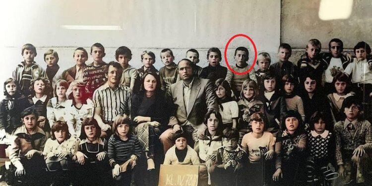 Me një fotografi nga klasa e katërt, Haradinaj uron 7 Marsin