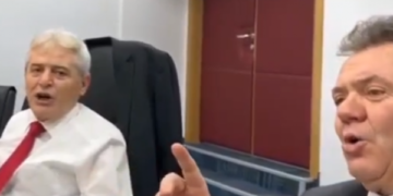 Ali Ahmeti bashkë me Ilir Shaqirin këndojnë këngë patriotike