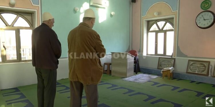 Kthimi kah Kibla, zhegrasit u falën gabim, me dekada (VIDEO)