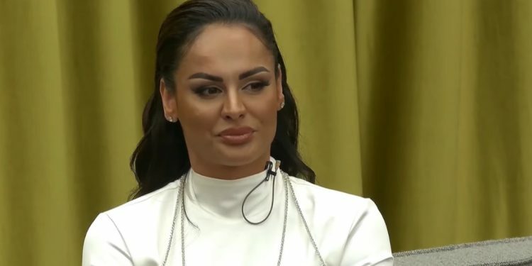 Xhuli thotë se babai i saj e kishte në klasë Azem Galicën, më pas e ndryshon