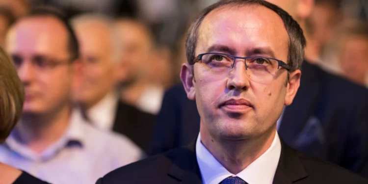Hoti: Flemë mbi qymyr, por importojmë qymyr