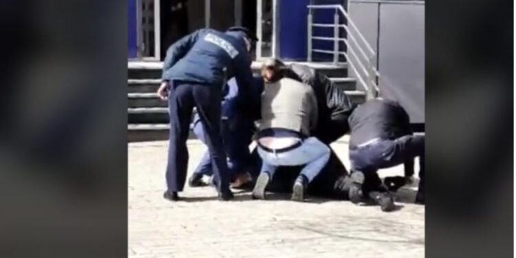 Publikohen pamjet: Një qytetar zvarritet në rrugë nga Policia, vrapoi t’i fliste Kurtit
