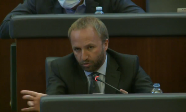 PDK nuk e vazhdon debatin pa Kurtin në Kuvend, Tahiri: I bie sikur me folë vetmevete!