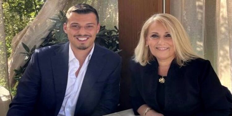 Endrit Thaçi uron nënën e tij për festën e 8-marsit