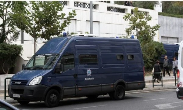 Rrahën shqiptarin brenda një fugoni, arrestohen 4 policë në Greqi