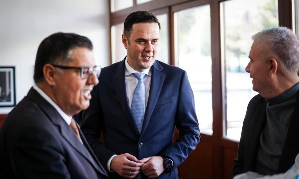 Haziri e thumbon Kurtin për nderimet që po ia bën Rugovës: Ua mundësuam të gjunjëzoheni para ikonave tona