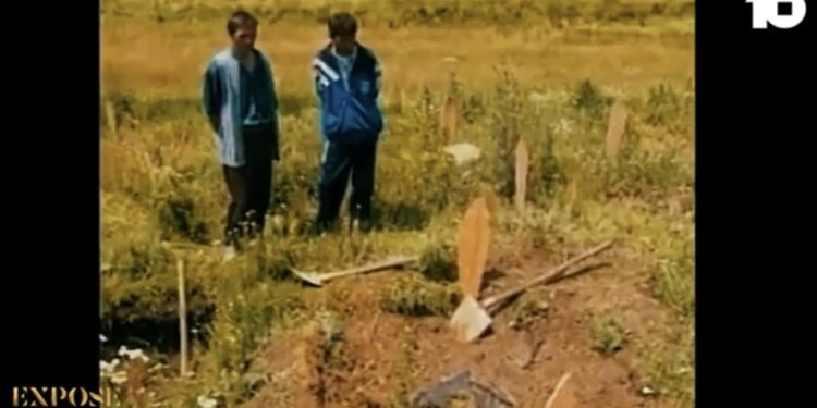 Deklarata emocionuese e Arsim Gërxhaliut: Kishte vetëm shi, në momentin që u varros Adem Jashari u hap qielli – doli dielli