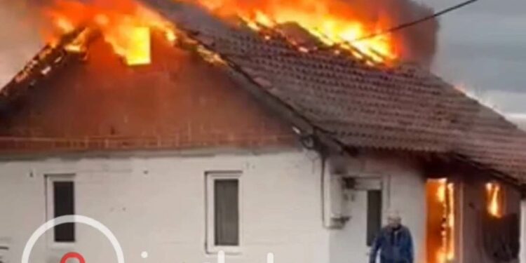 Digjet një shtëpi në Rudicë të Klinës, intervenojnë zjarrfikësit (VIDEO)