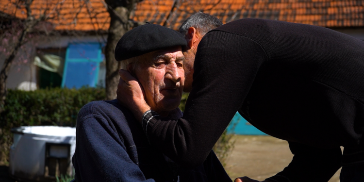 Pamje emocionuese: Babë e bir pajtohen në Natën e Ramazanit