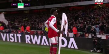 Arsenali në epërsi ndaj Evertonit, Saka shënon nga një pozitë e vështirë (VIDEO)