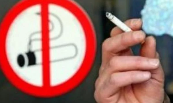 “Lufta” kundër duhanit: Ku lejohet e ku jo pirja e tij? Ja çka thotë ligji