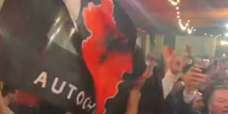 Festa e shqiptarëve në Tuz me flamurin shqiptar dhe atë të UÇK-së iu pengon mediave serbe