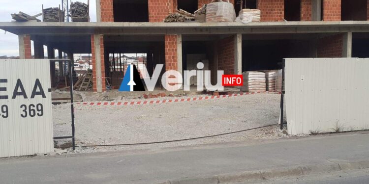 Inspektorati i Punës i vendos shiritat kompanisë ndërtimore Ilea Group në Skenderaj, shkak parregullsitë me siguri në punë