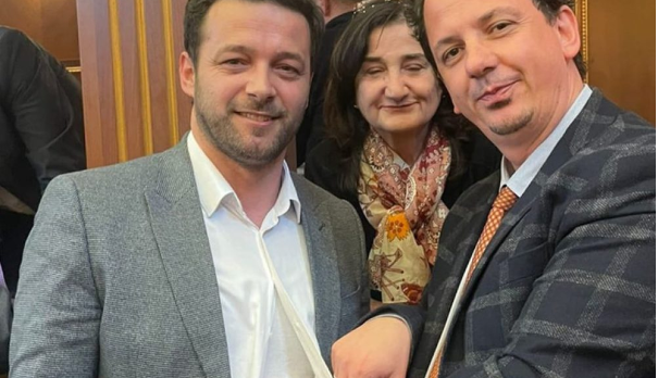 Deputeti i Listës Guxo ia “shkoq” këmishën deputetit të VV’së