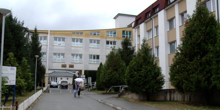 Burri dhe vjehrra ushtrojnë dhunë ndaj gruas në Rahovec, dërgohet në Spitalin e Gjakovës