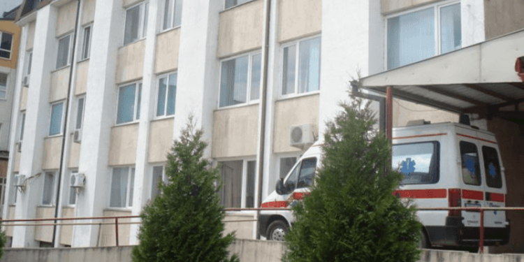 Punëtori i fabrikës “M & Sillosi” në Rahovec dërgohet me urgjencë në spital, u lëndua duke punuar