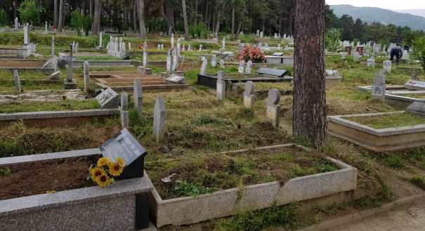 Një burrë raporton se persona të panjohur ia vunë flakën varrit të bashkëshortes së tij në Prizren