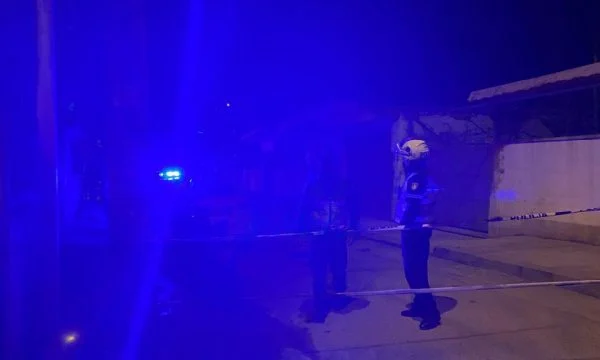 Të shtënat me armë në një lokal në Tiranë, një viktimë dhe dy të plagosur
