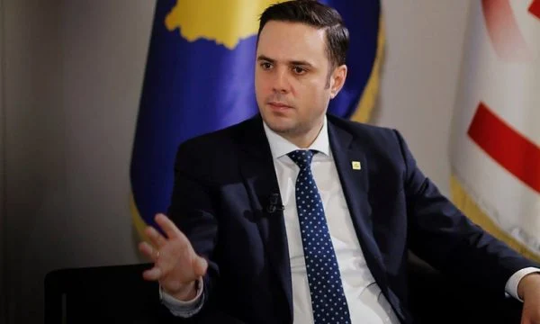 “Në vend se të skuqet, sulmon Gjykatën”, Abdixhiku kërkon dorëheqjen e Albulena Haxhiut