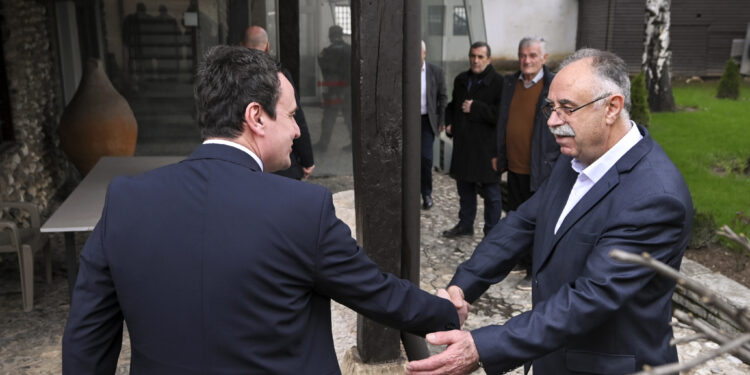 Kurti vizitoi Shoqatën e ish të burgosurve politikë