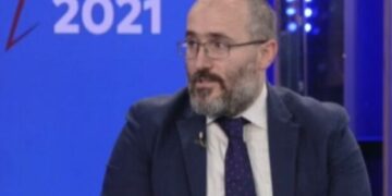 Baraliu fyen mediat: Një karrige speciale në ferr do t’u takojë gazetarëve tugjarë nga Kosova