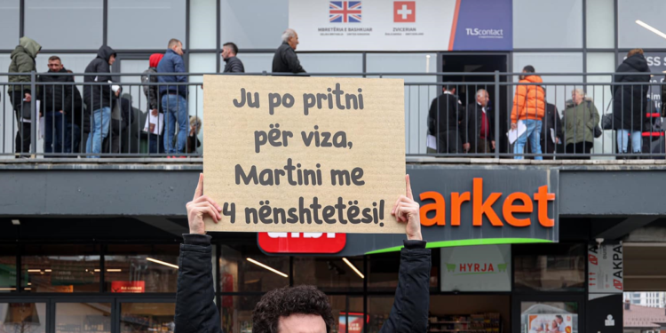 Qytetarët po prisnin për viza, aktivisti ua kujton me parullë: Martin Berishaj ka 4 nënshtetësi