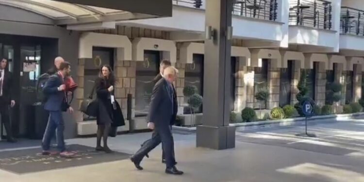 Borrell e Lajçak nisen drejt vilës shtetërore ku mbahet takimi Kurti-Vuçiq
