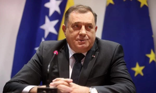 “Paterica” e Vuçiqit po i bllokon qytetarët e Bosnjës që të udhëtojnë me letërnjoftime shkaku i Kosovës