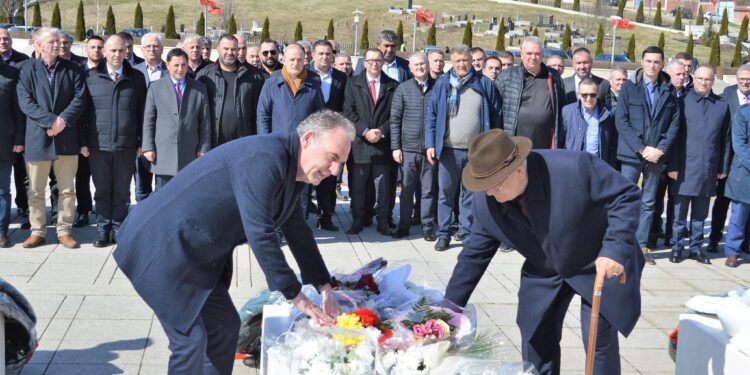 25 vjetori i Epopesë së UÇK-së, Limaj dhe Kudusi Lama bëjnë homazhe në Prekaz