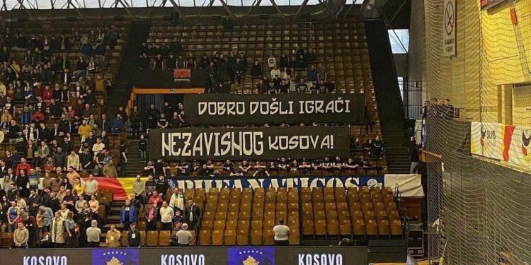Befasohet Kosova në Bosnjë, tifozët shfaqin mesazhin “Kosova e pavarur”